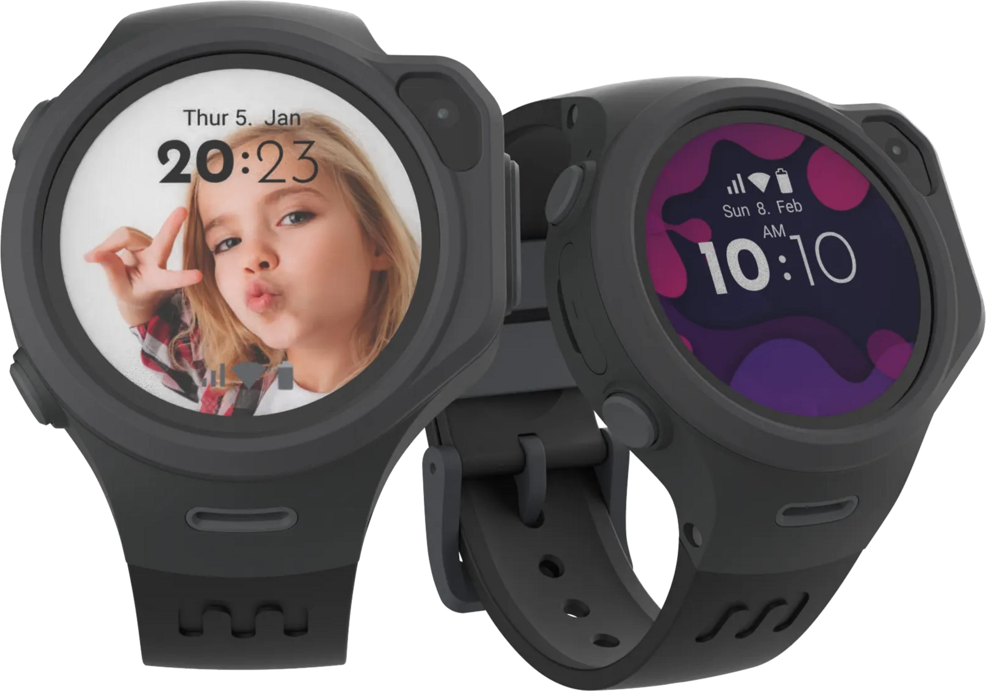 Zwei graue Smartwatches nebeneinander. Eine zeigt ein Kind, die andere die Uhrzeit.