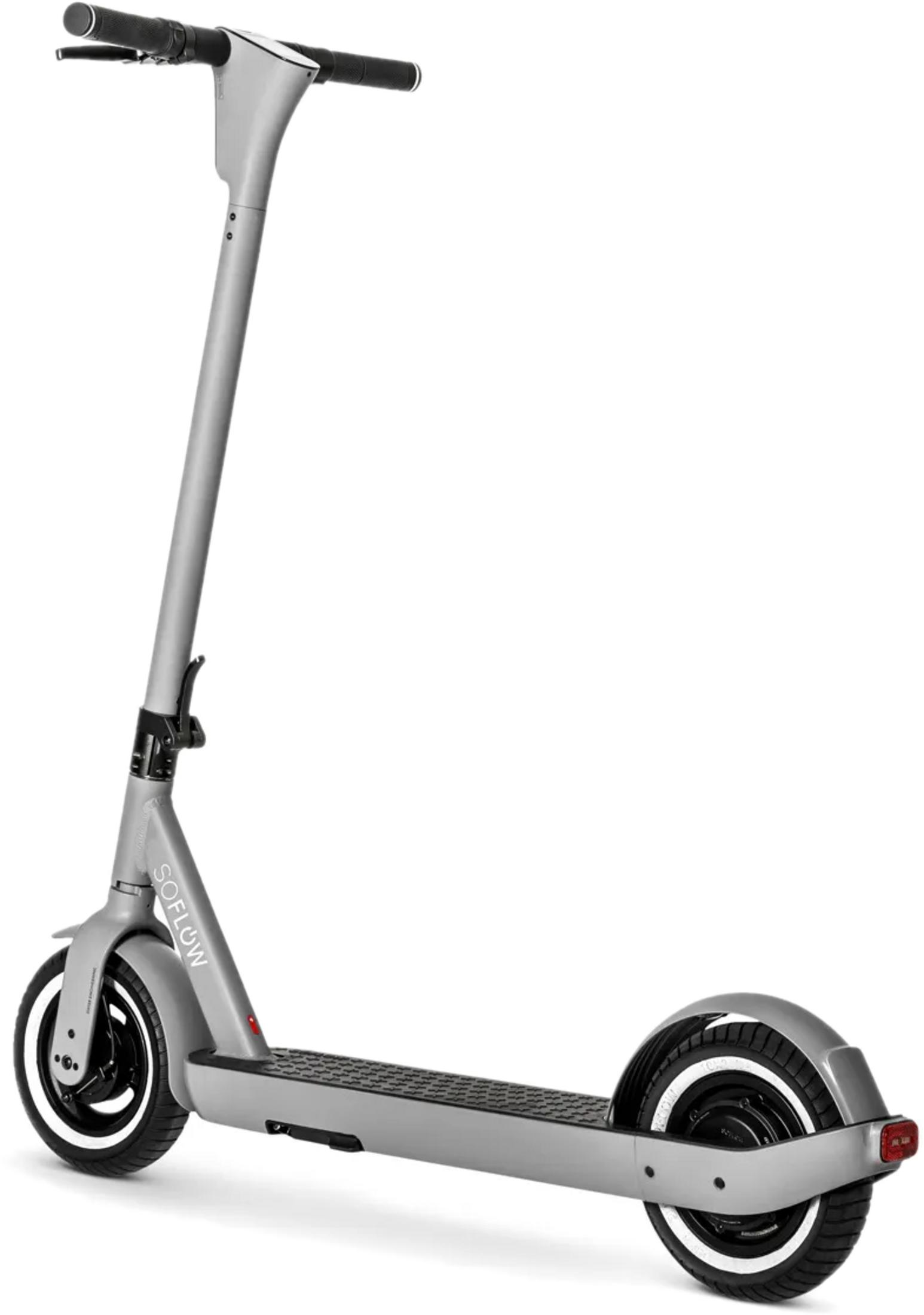 Un monopattino elettrico argentato con manubrio e pedana neri.