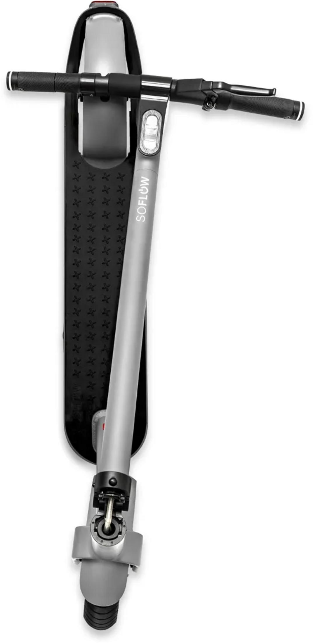 Un monopattino elettrico grigio con pedana nera e manubrio argentato, su sfondo bianco.