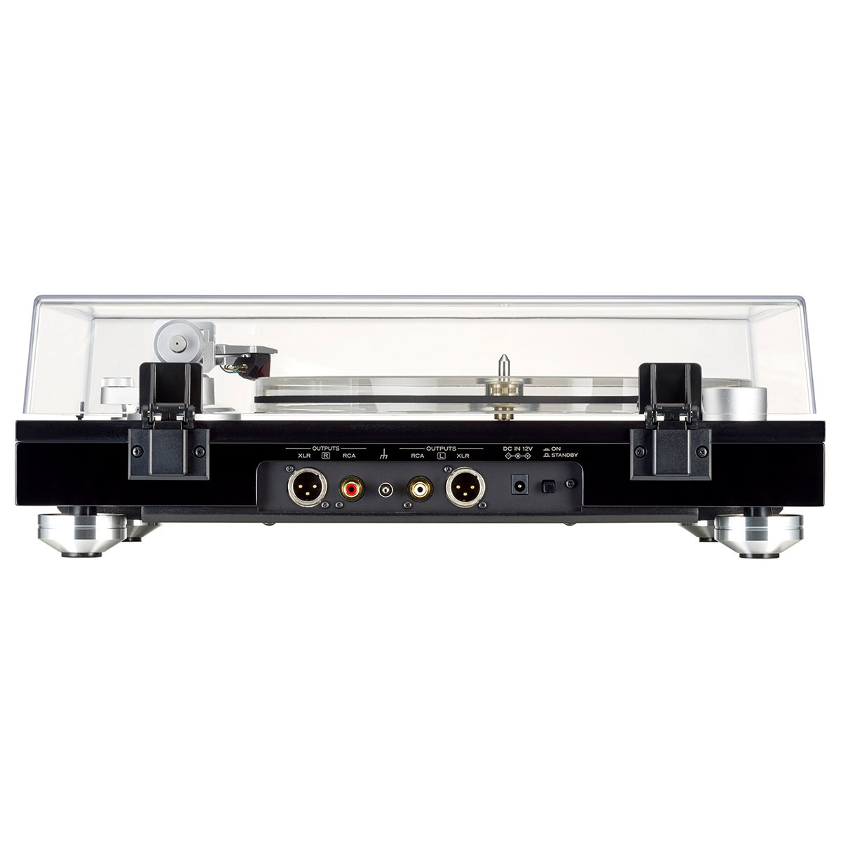 Schwarzer Plattenspieler mit transparenter Haube, zeigt XLR- und Cinch-Ausgänge und DC-Stromeingang.