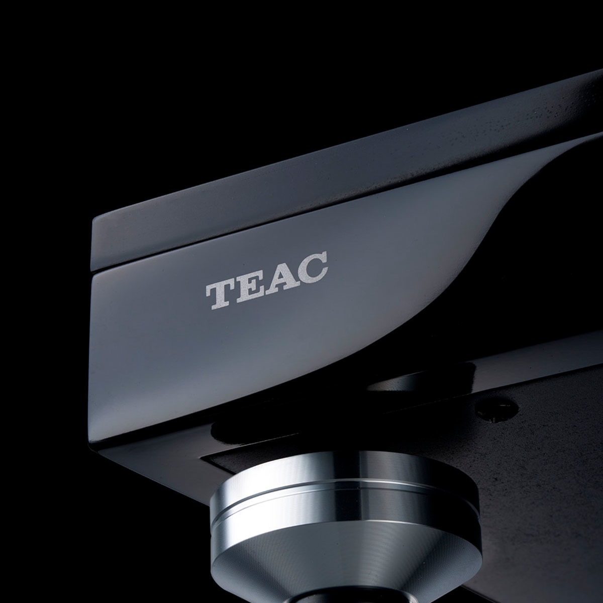 Nahaufnahme eines schwarzen TEAC-Plattenspielers mit Metallsockel und Logo.