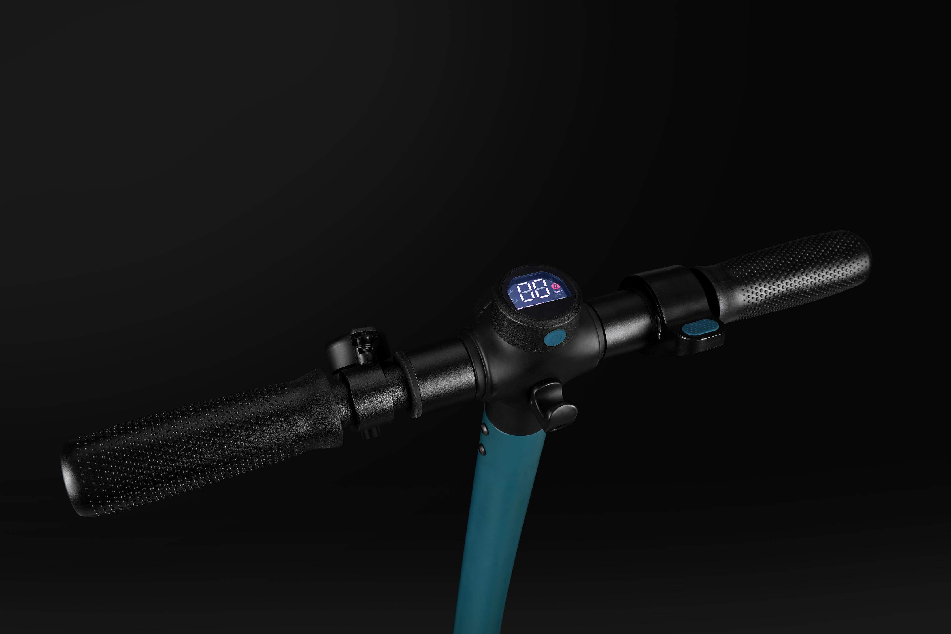 Lenker eines E-Scooters mit digitaler Anzeige und gummierten Griffen.