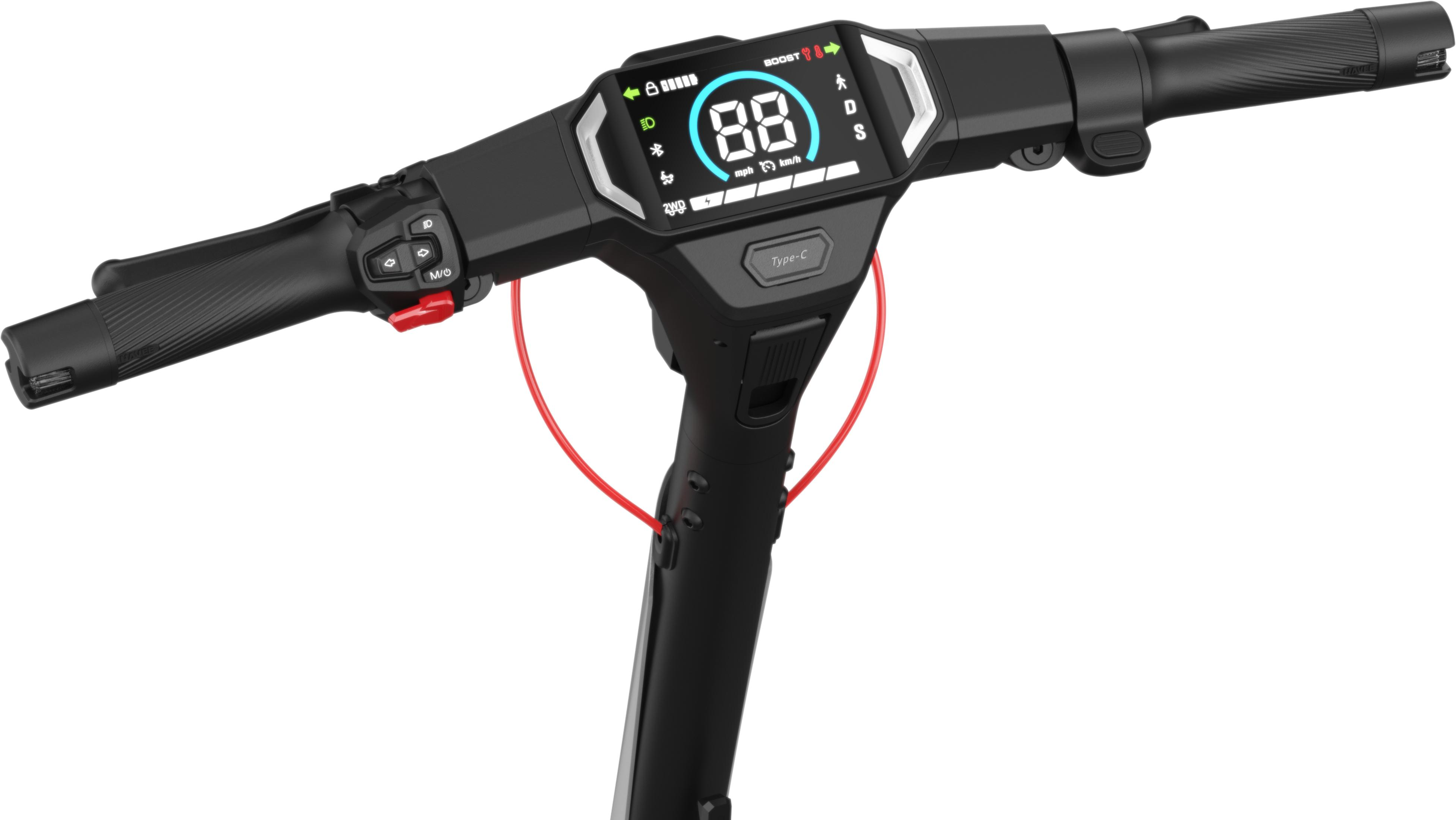 Gros plan du guidon d'un scooter électrique noir avec écran numérique.