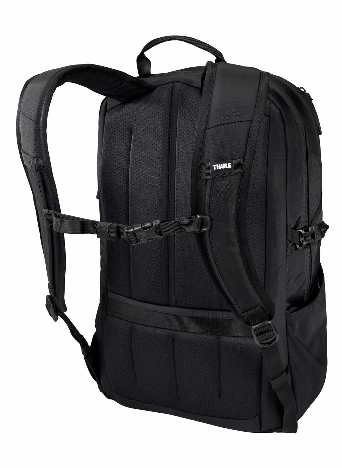 Schwarzer Rucksack mit gepolsterten Trägern, Brustgurt und Thule-Logo.