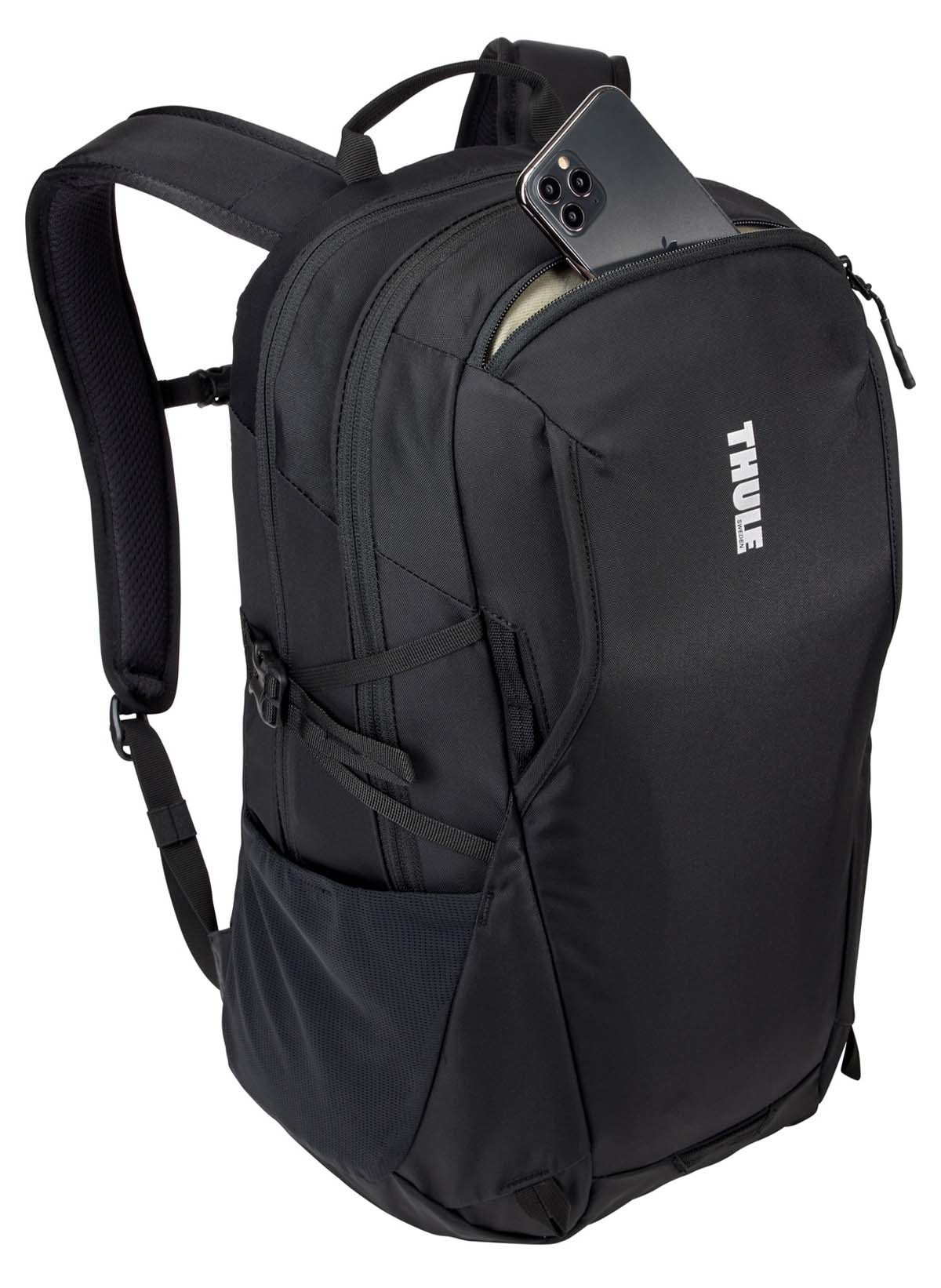 Schwarzer Rucksack mit Smartphone in einer Vordertasche, auf weißem Hintergrund.