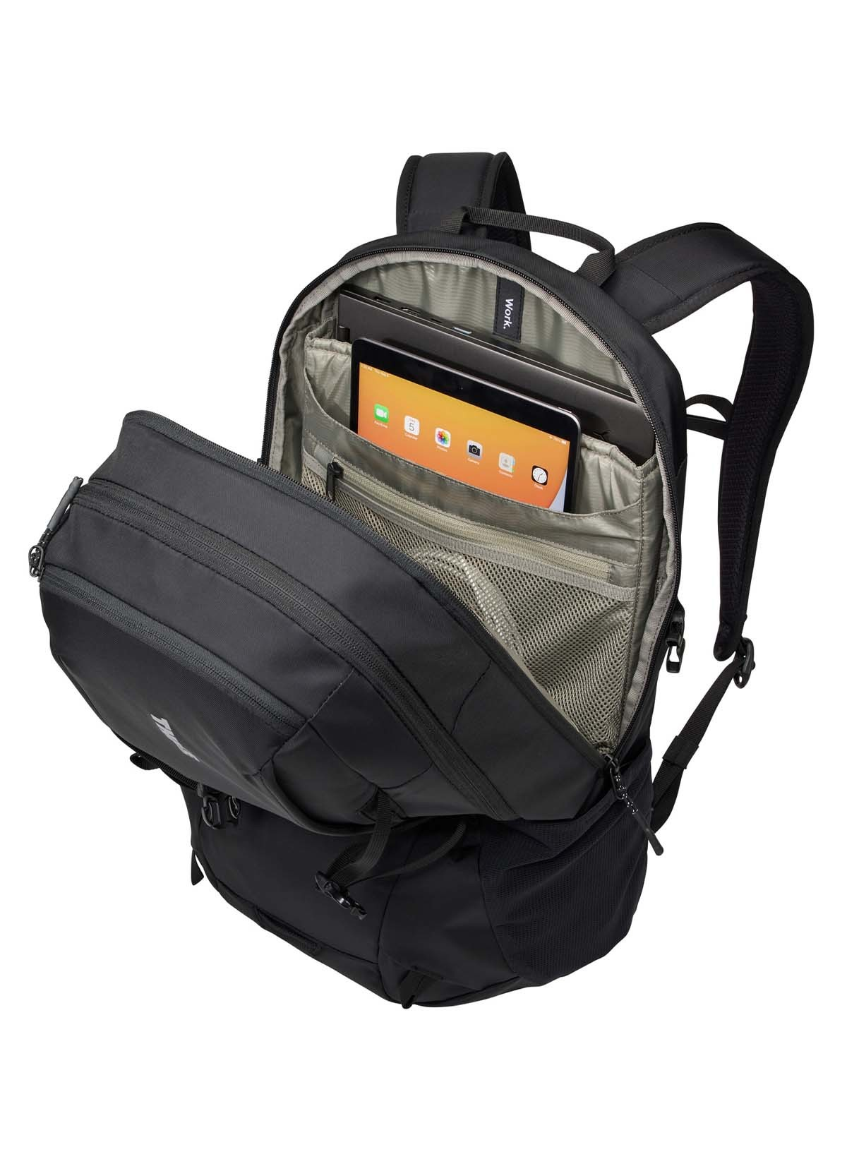 Schwarzer Rucksack offen, zeigt Tablet und Laptop. Vordertasche geöffnet.