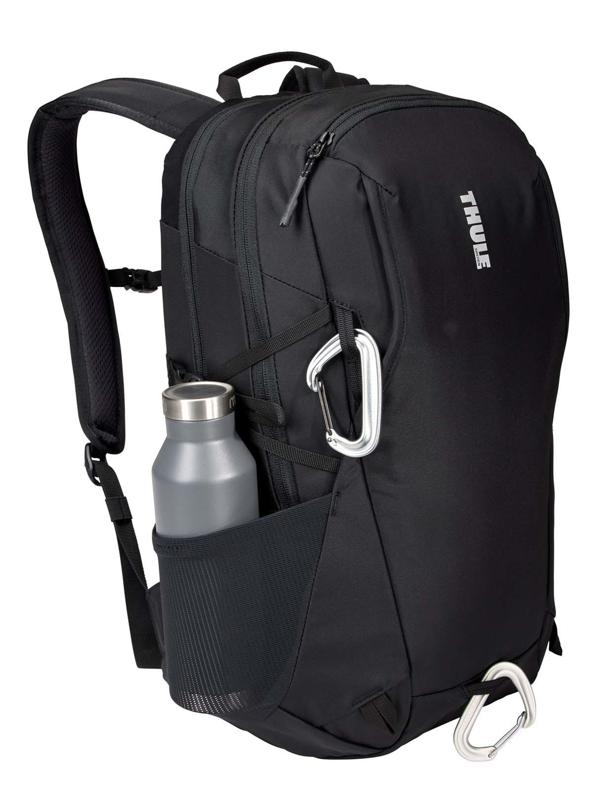 Schwarzer Rucksack mit Wasserflasche im Netzfach und Karabiner.