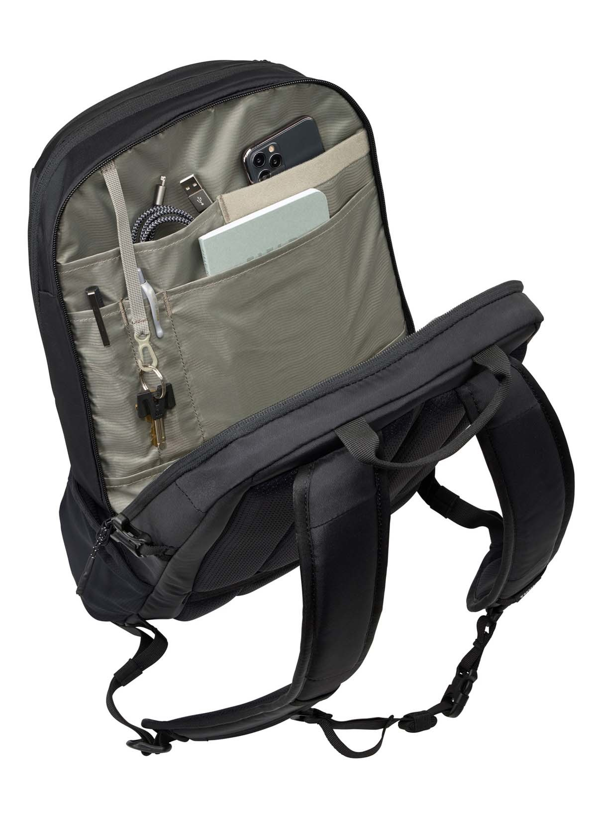 Offener schwarzer Rucksack mit Handy, Schlüsseln, Notizbuch und Ladekabel in Taschen.