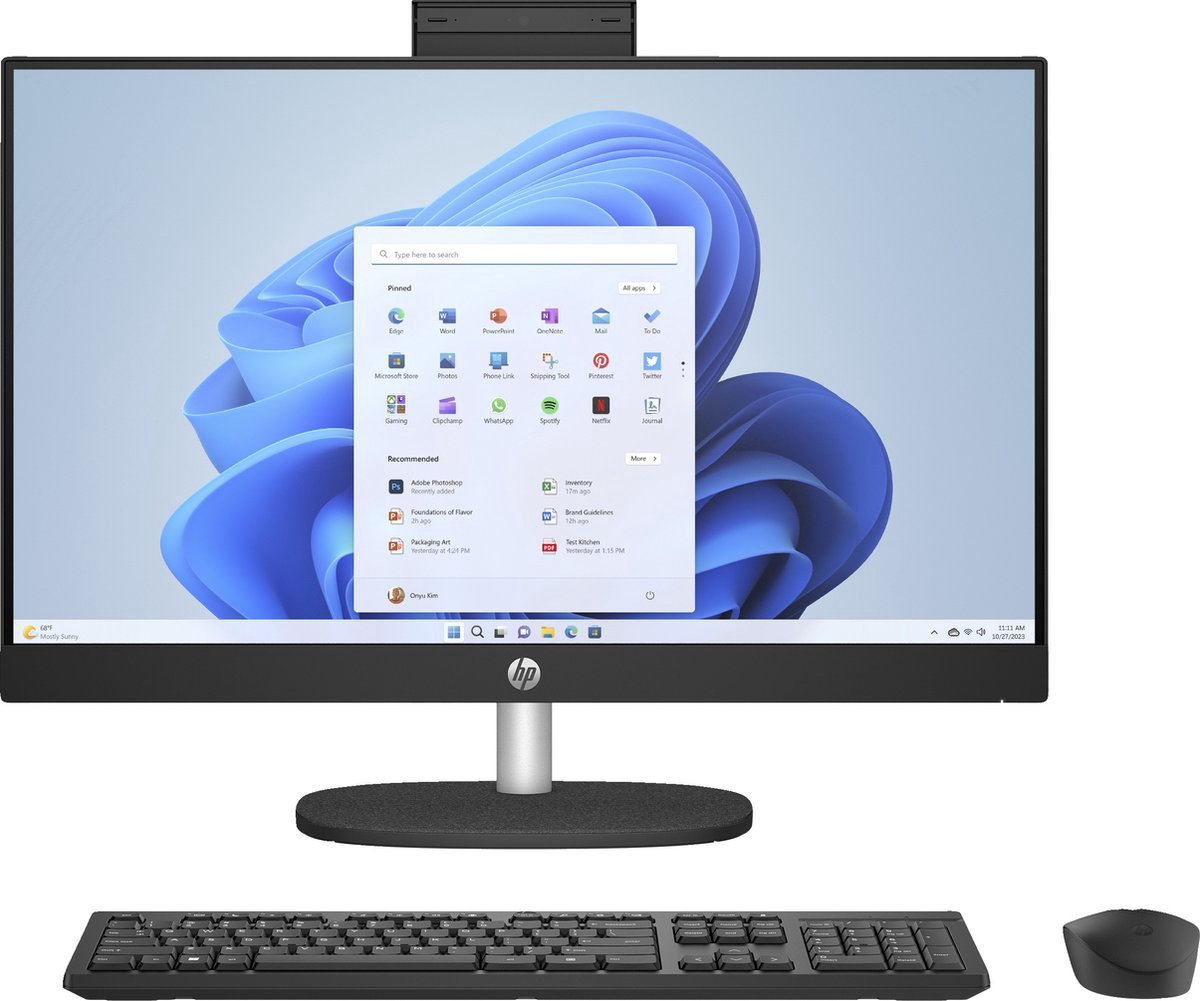 Een zwarte HP All-in-One PC met toetsenbord en muis op blauwe achtergrond.