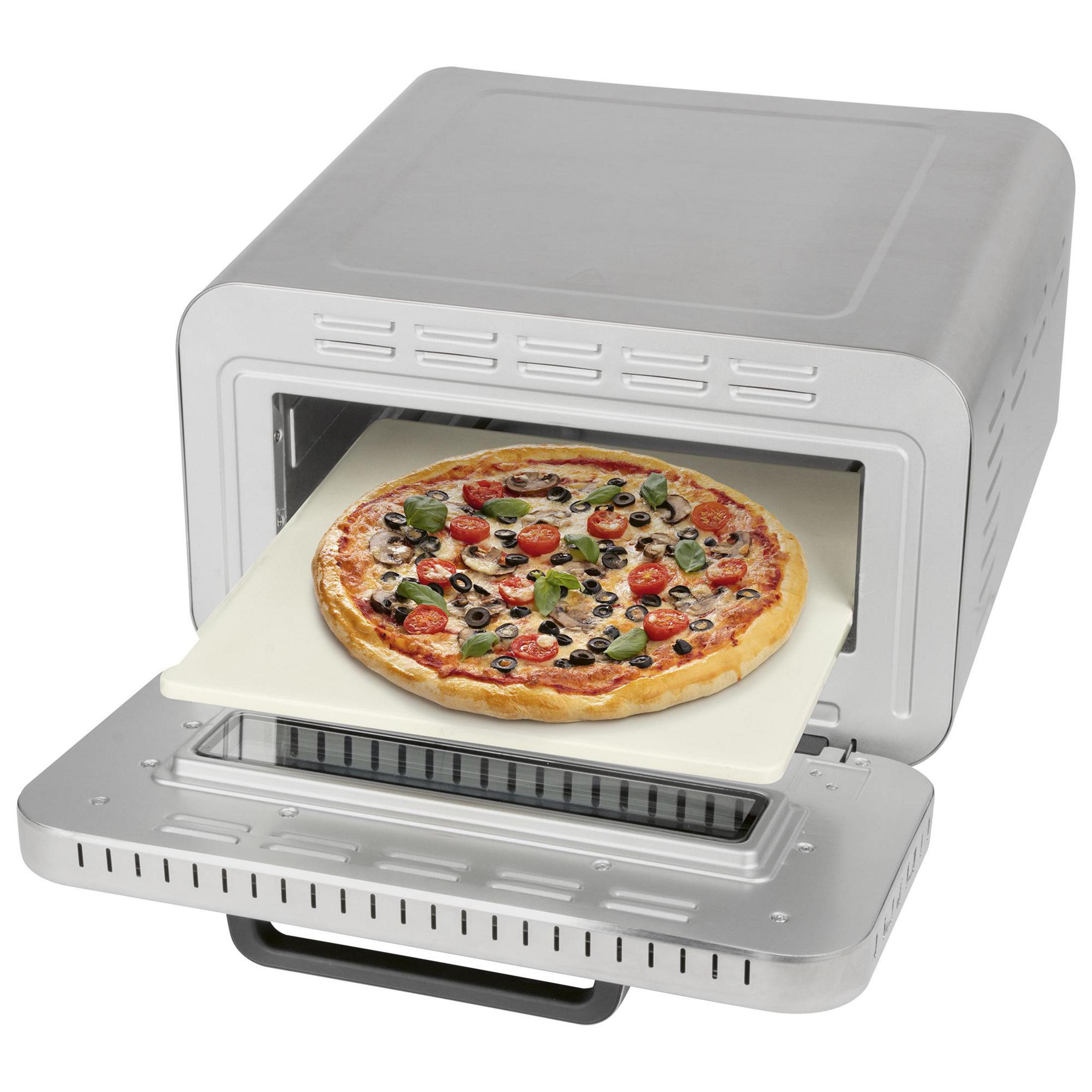 Ein runder Pizza mit Tomaten, Oliven und Pilzen auf einem Pizzastein in einem Toaster.