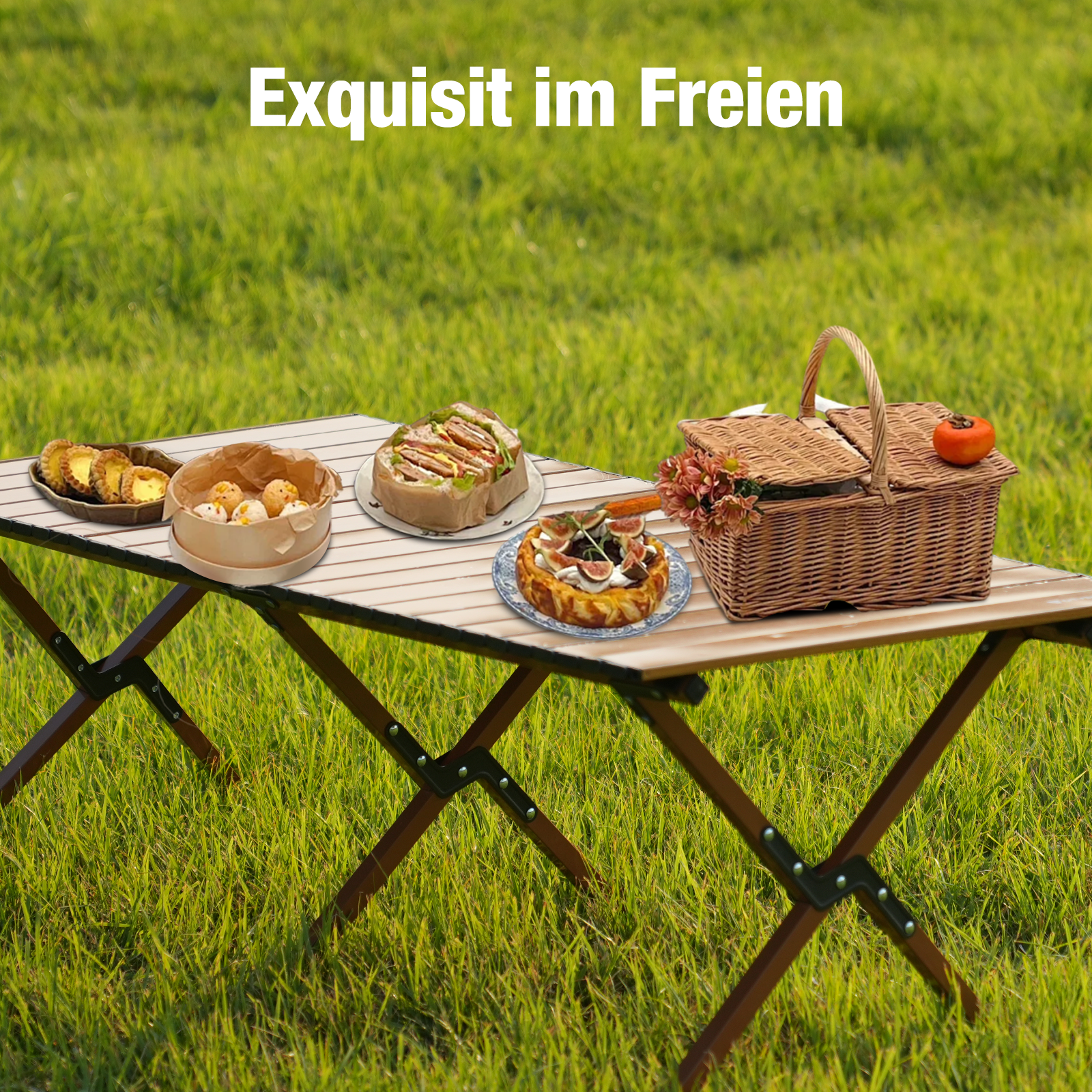 Table de pique-nique avec gâteau, sandwichs, pâtisseries et panier sur l'herbe.