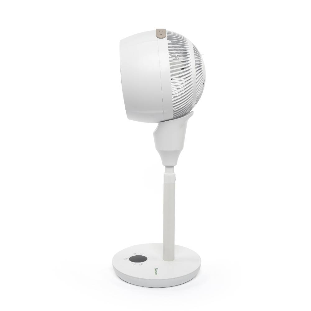 Un ventilador de pie blanco con base redonda y tallo ajustable.