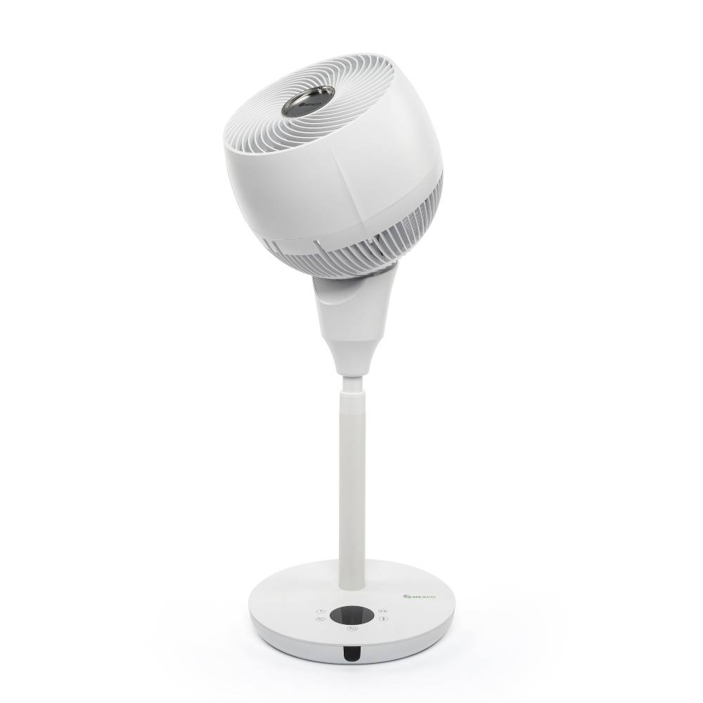 Un ventilador de pie blanco con cabeza redonda y vástago ajustable sobre base redonda.