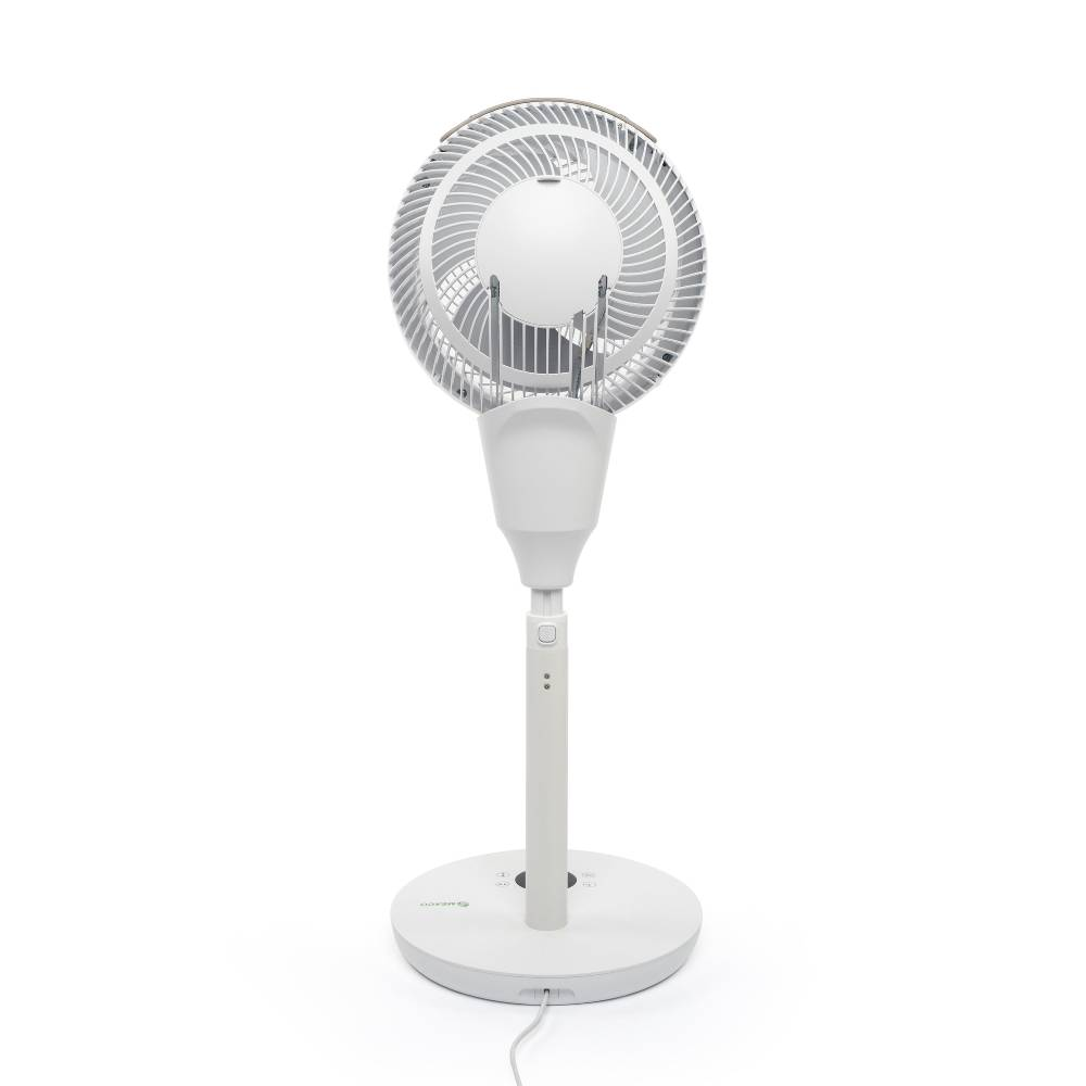 Un ventilador de pie blanco con base redonda y cabezal ajustable.