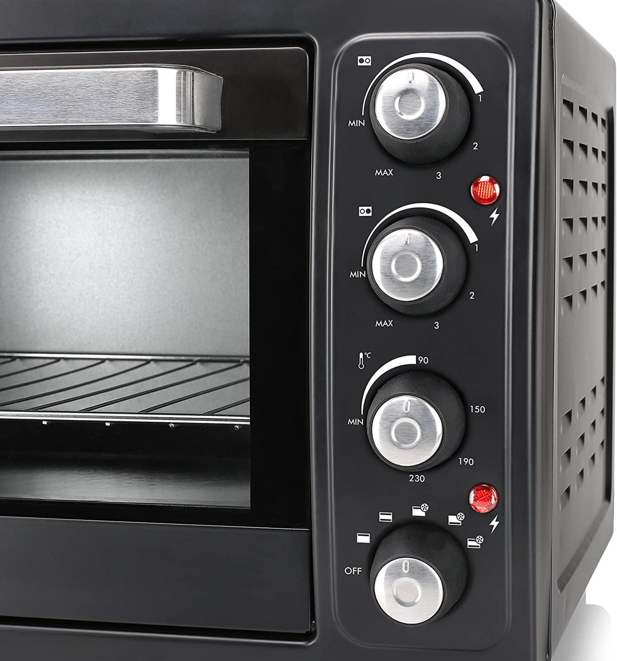 Primo piano di un mini forno nero con maniglia argentata, manopole di controllo e griglia.