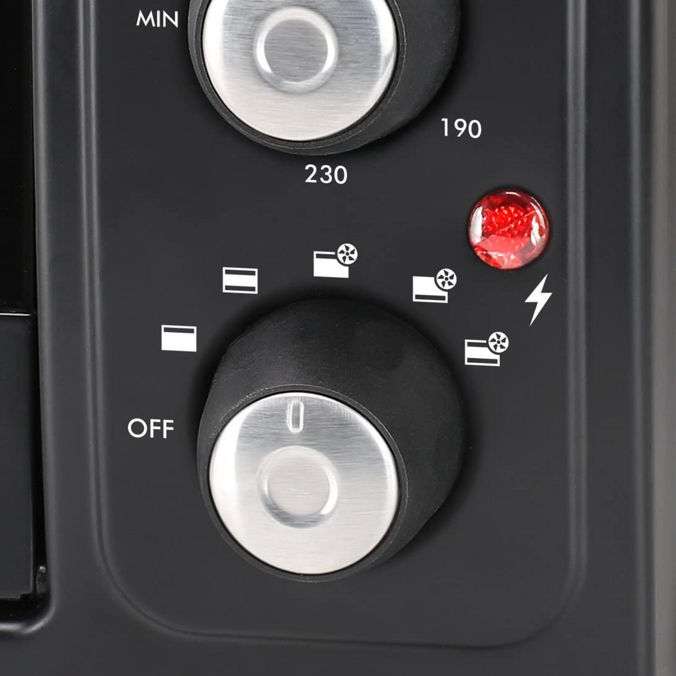 Primo piano di un pannello di controllo nero con due manopole, icone e una spia rossa.
