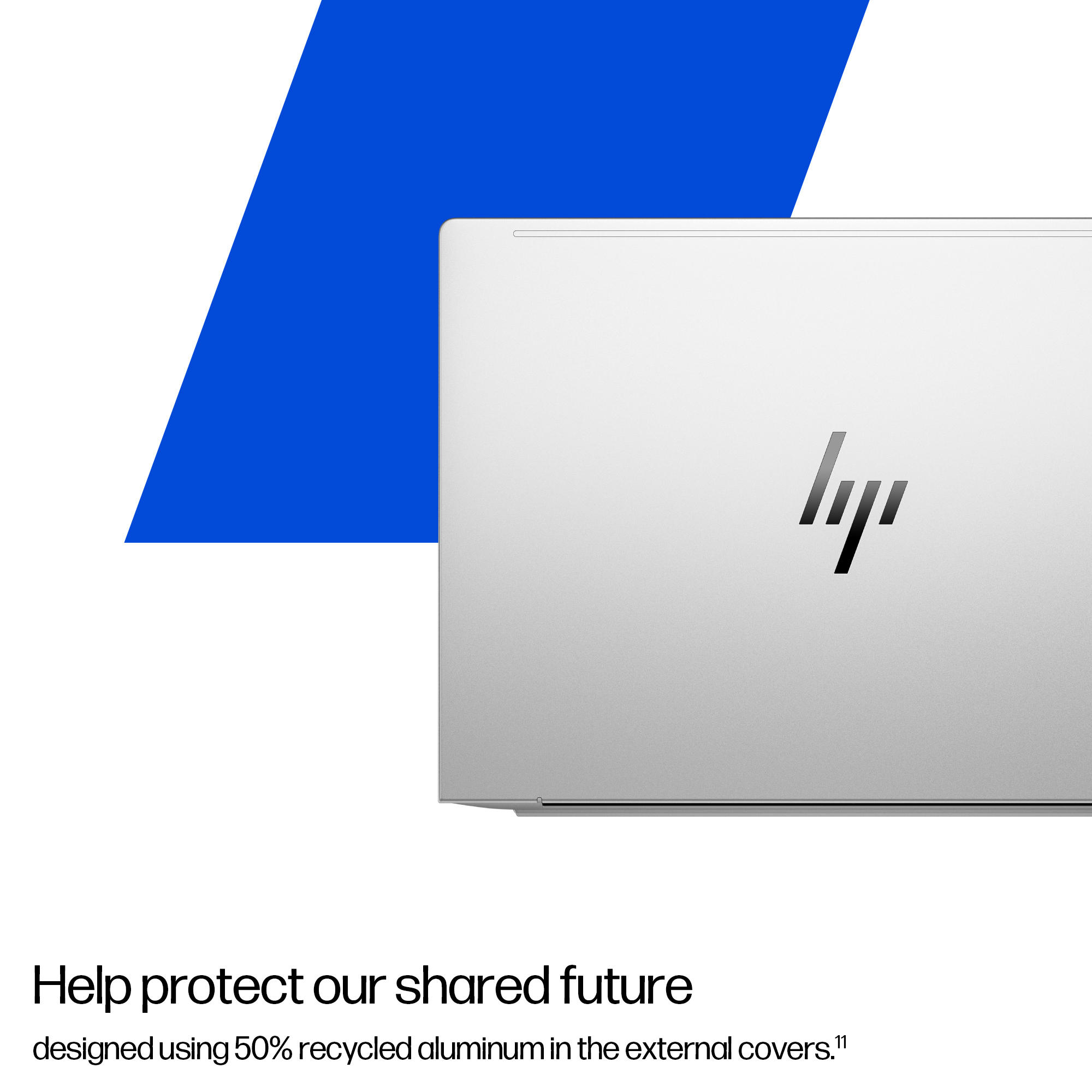 Laptop argento con logo HP su superficie blu e bianca.