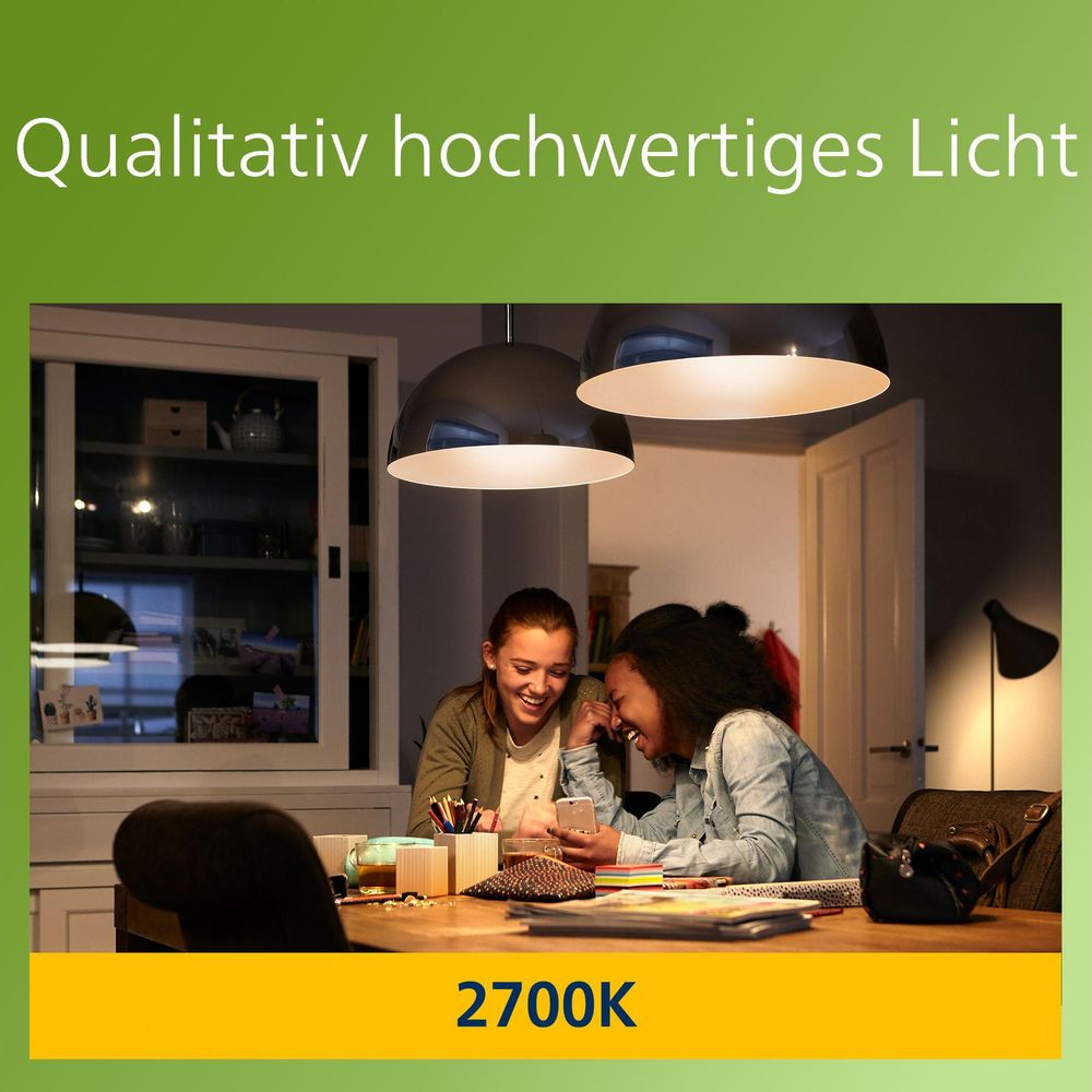 Zwei junge Frauen lachen und schauen auf ein Handy. 2700K Licht.