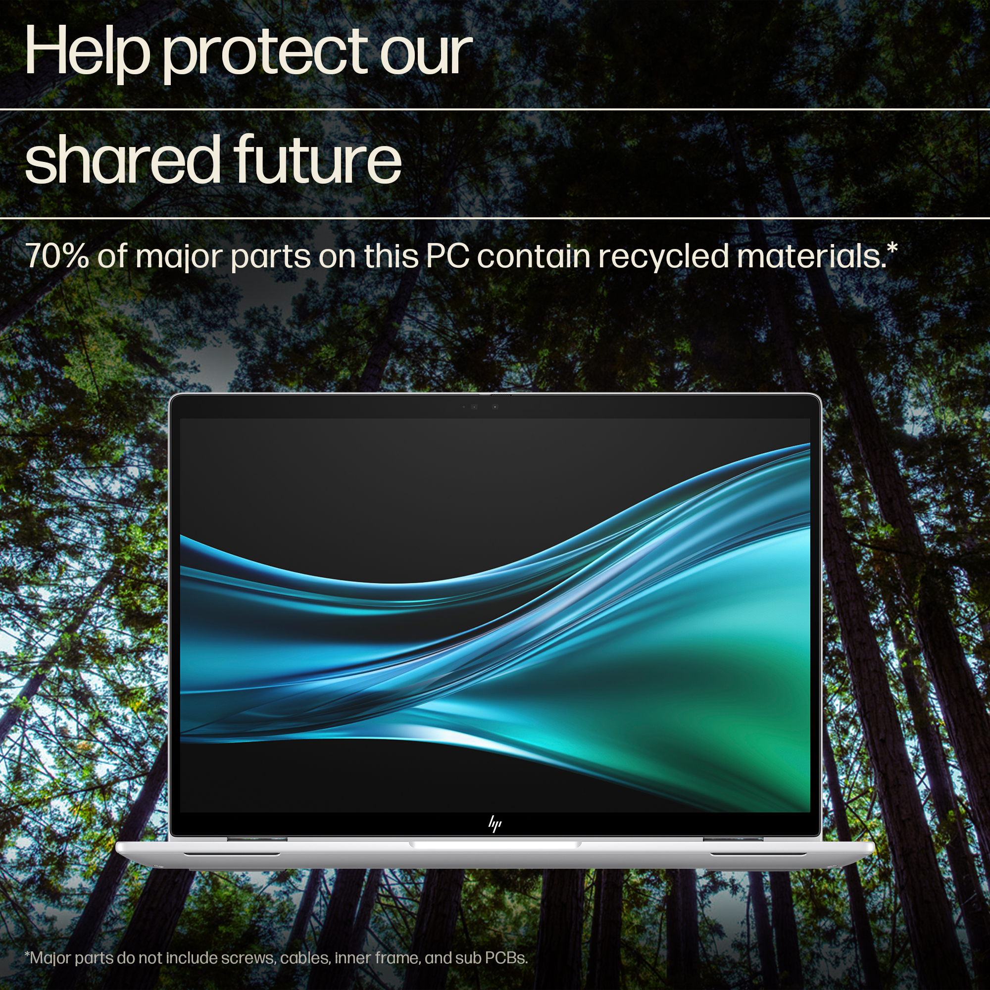 Laptop przed lasem. Na ekranie widoczny jest abstrakcyjny, falisty wzór.