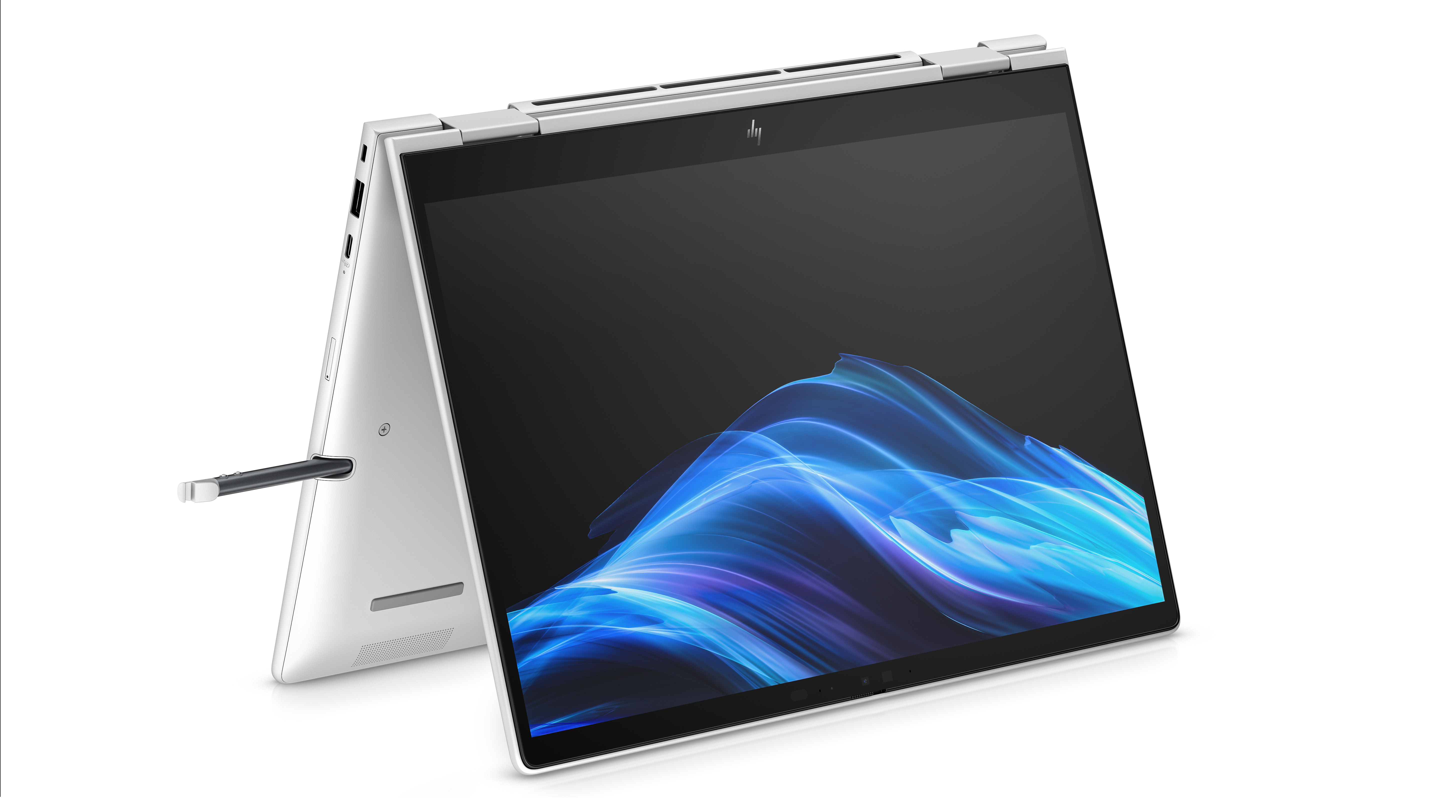 Srebrny laptop konwertowalny HP ze stylusem w gnieździe, na białym tle.