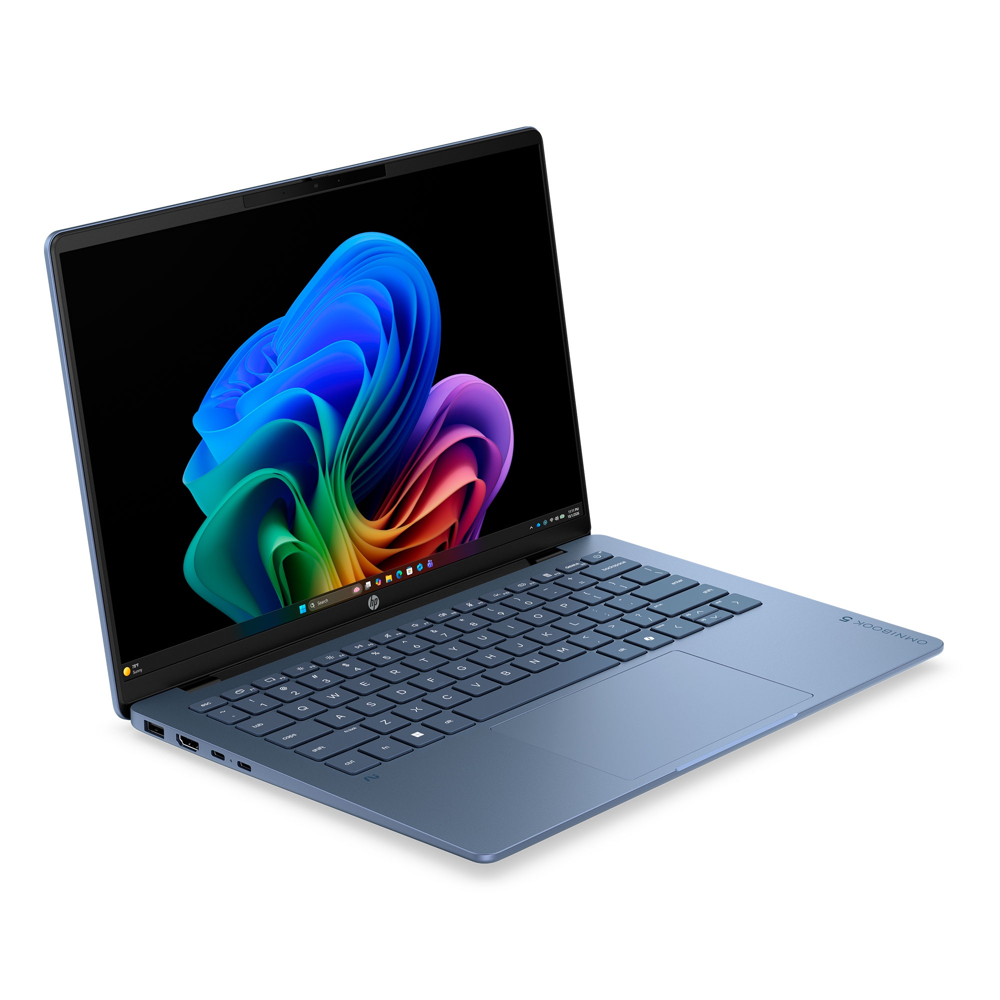 Un portátil HP Omnibook 5 azul está abierto sobre un fondo blanco.
