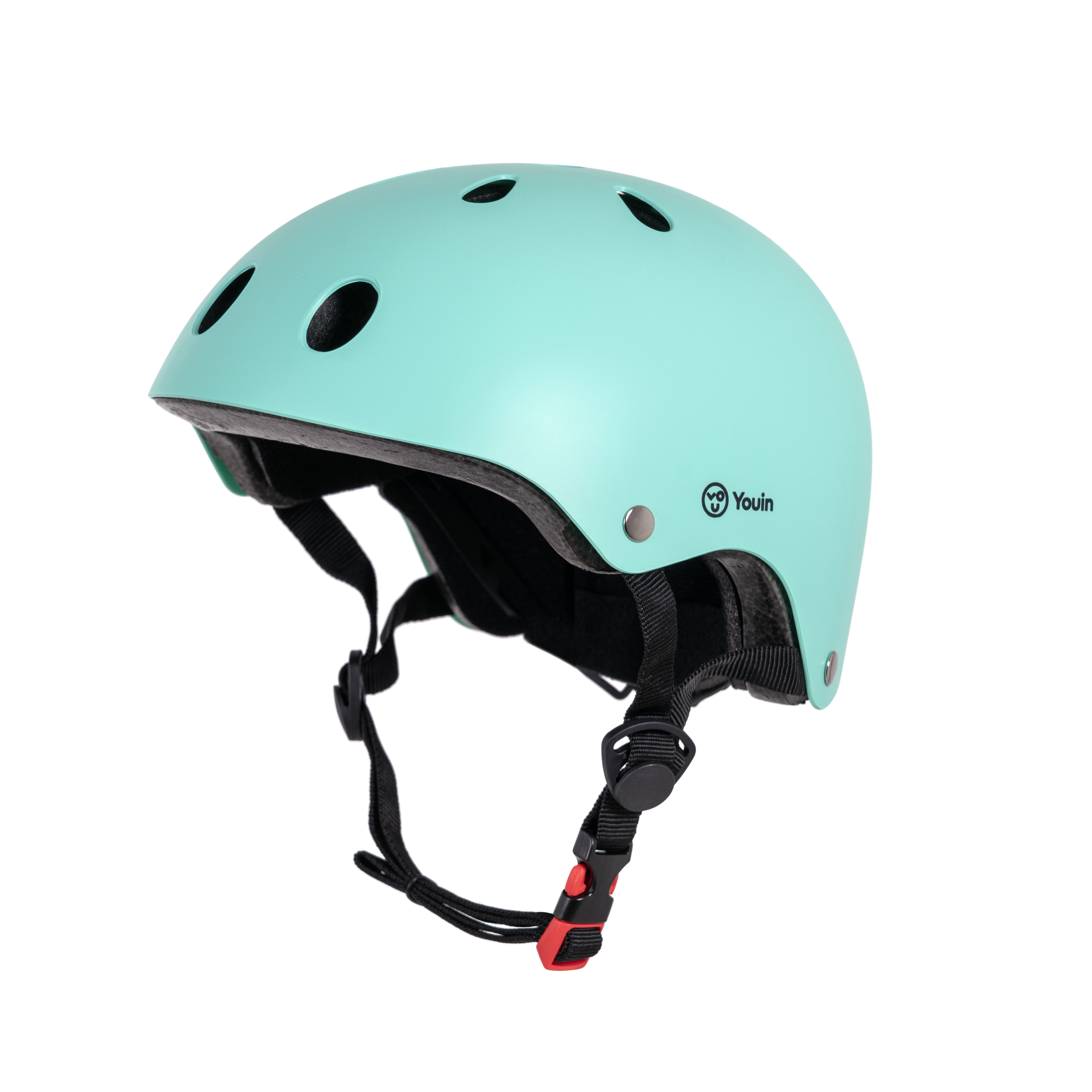 Casco verde menta con correas negras y cierre de hebilla rojo.
