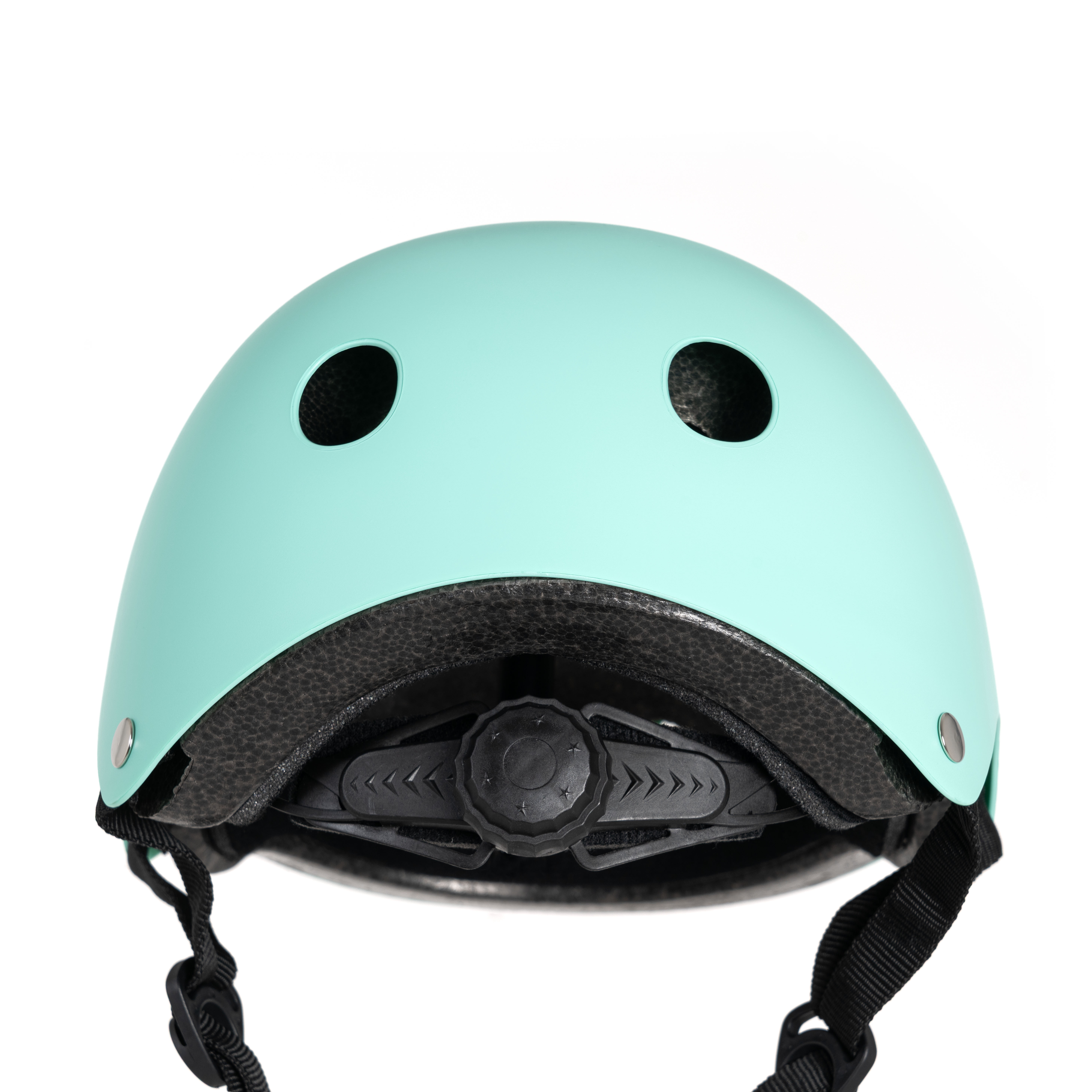 Un casco verde menta con correas negras y orificios de ventilación.