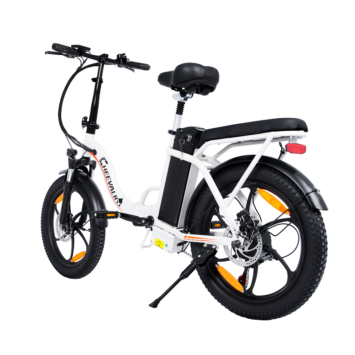 Una bicicletta elettrica bianca con pneumatici e sella neri, su sfondo bianco.