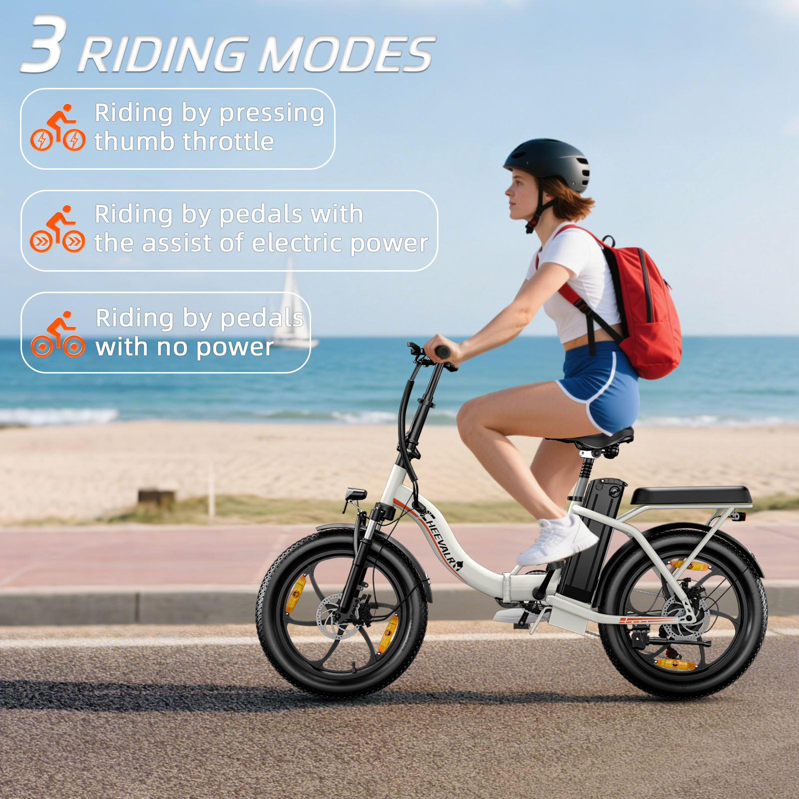 Una donna guida una e-bike bianca vicino alla spiaggia, con tre modalità di guida visualizzate.