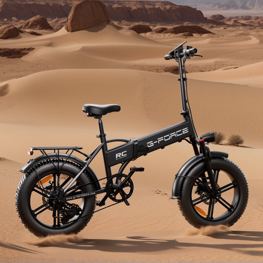 Una e-bike G-Force nera riposa su dune sabbiose con formazioni rocciose sullo sfondo.
