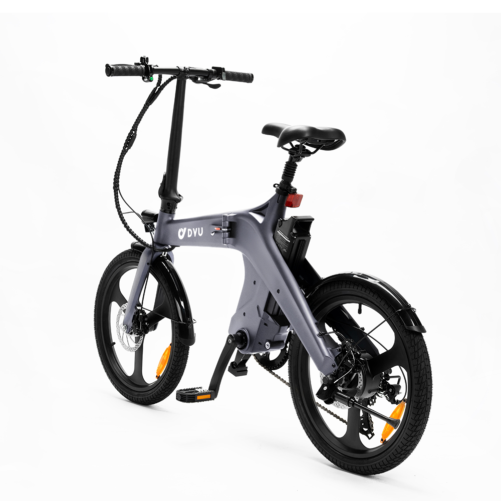 Una bicicletta elettrica pieghevole grigia con ruote e sella nere, su sfondo bianco.