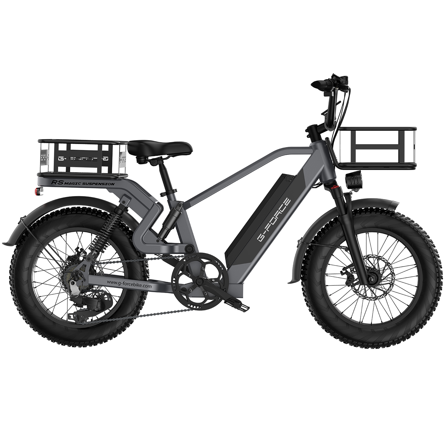 Szary rower elektryczny typu fatbike z koszykami z przodu i z tyłu, białe tło.