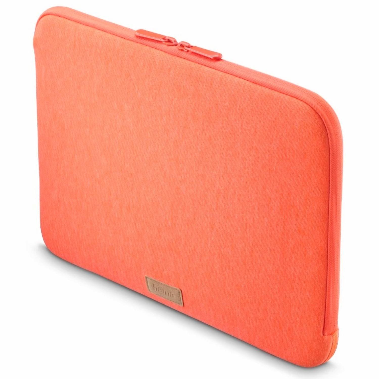 Ein leuchtend orangefarbener Laptop-Sleeve mit Reißverschluss und braunem Etikett.