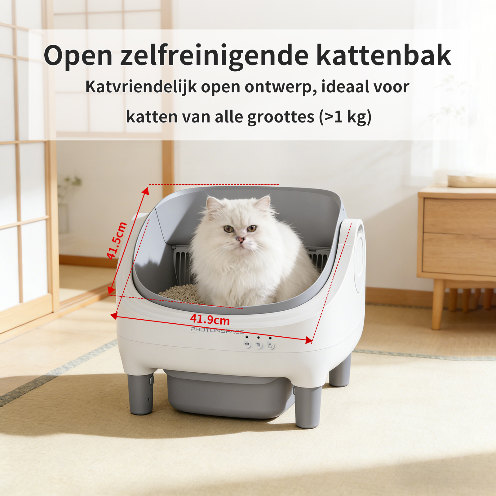 Een witte kat zit in een open, zelfreinigende kattenbak op een vloerbedekking.