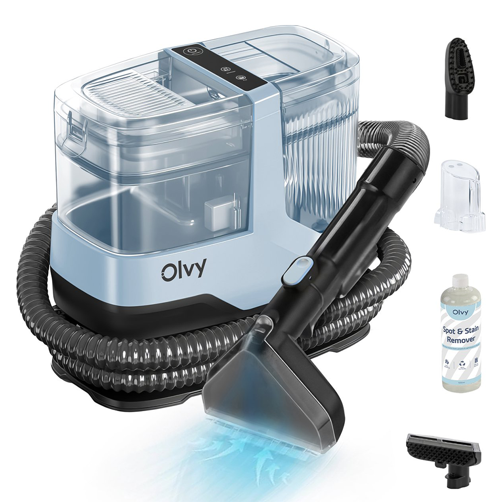 Een lichtblauwe Olvy tapijtreiniger met accessoires: hoofdeenheid, slang, borstels en reiniger.
