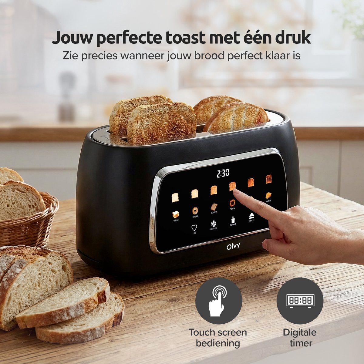 Een zwarte broodrooster met toast en sneetjes brood ernaast. Een hand kiest een optie op het touchscreen.