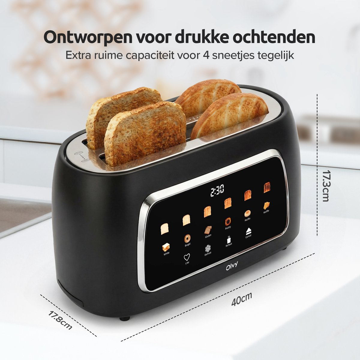 Een zwarte broodrooster voor 4 sneetjes met toast erin en digitaal display.