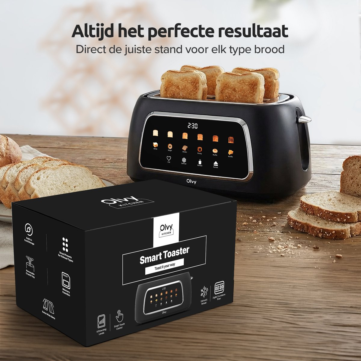 Zwarte broodrooster met toast en verpakking op houten tafel.