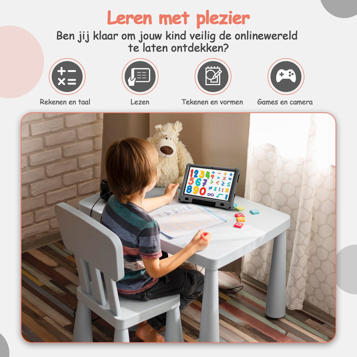 Een jongen zit aan een tafel en leert op een tablet.