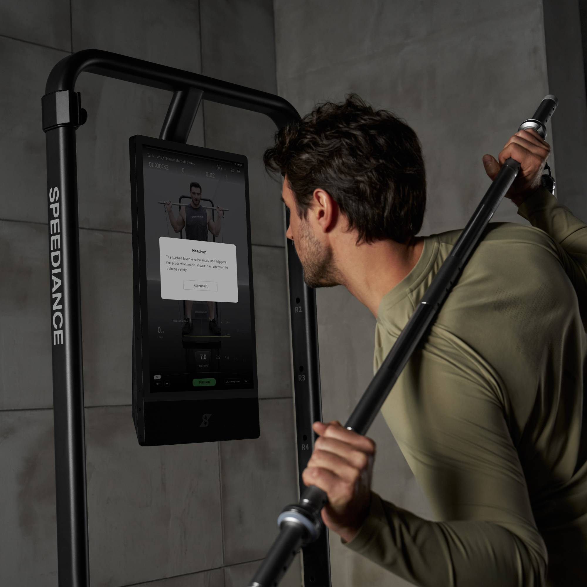 Man met halter voor fitnessapparaat met scherm dat waarschuwing toont.