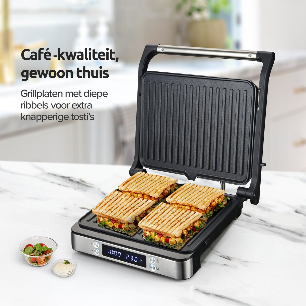 Una griglia a contatto aperta con quattro panini, accanto a ciotoline di insalata e salsa.