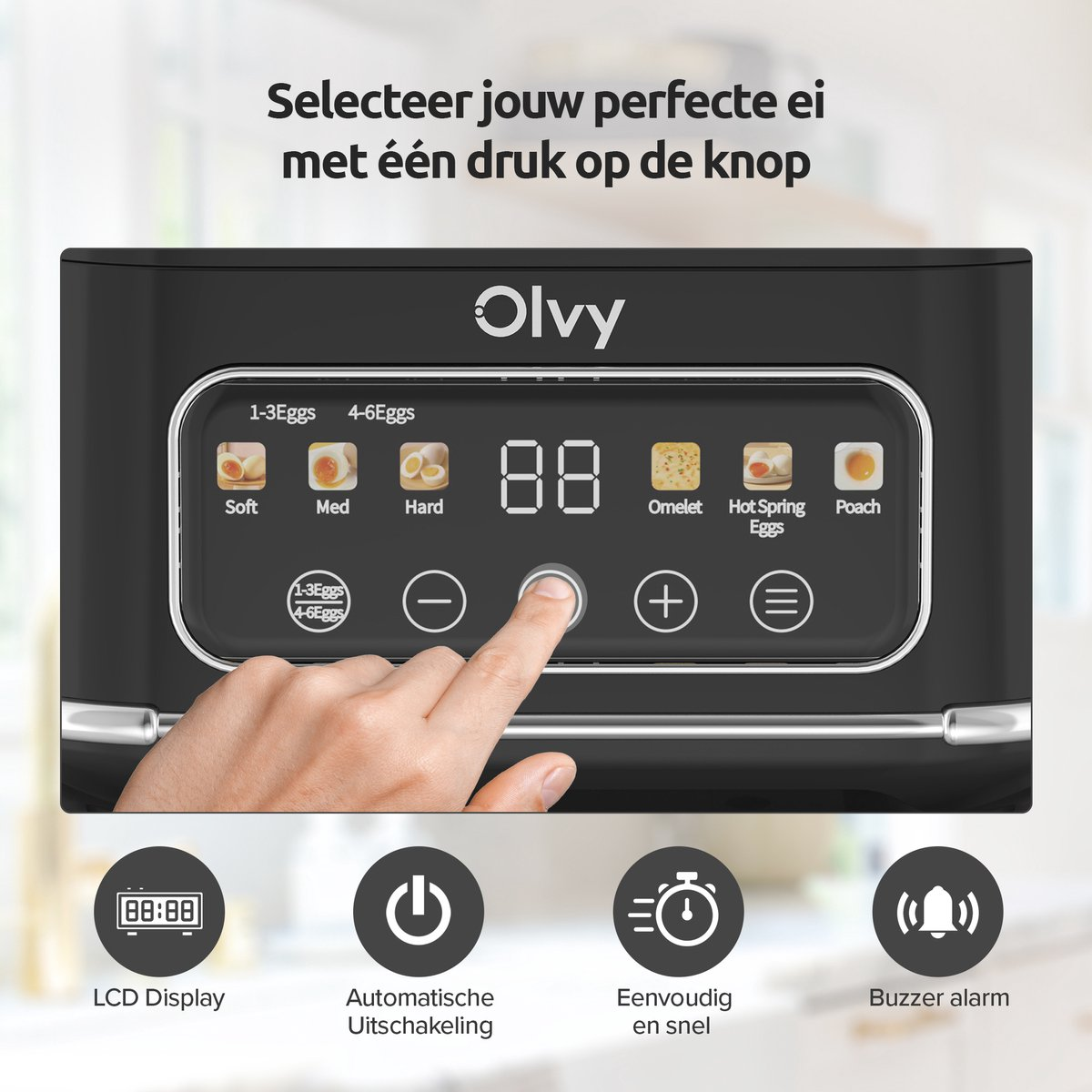Een vinger drukt op een knop op een digitale eierkoker met diverse instelopties.