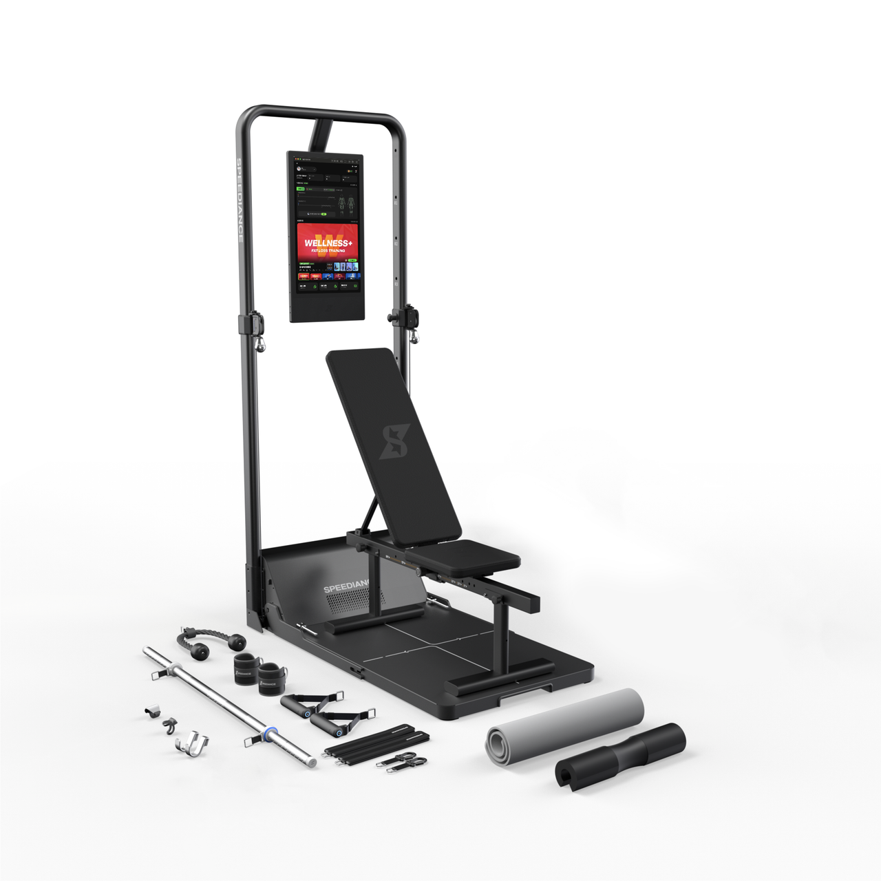 Een zwarte fitnessmachine met scherm, bankje en accessoires zoals halterstang en matten.