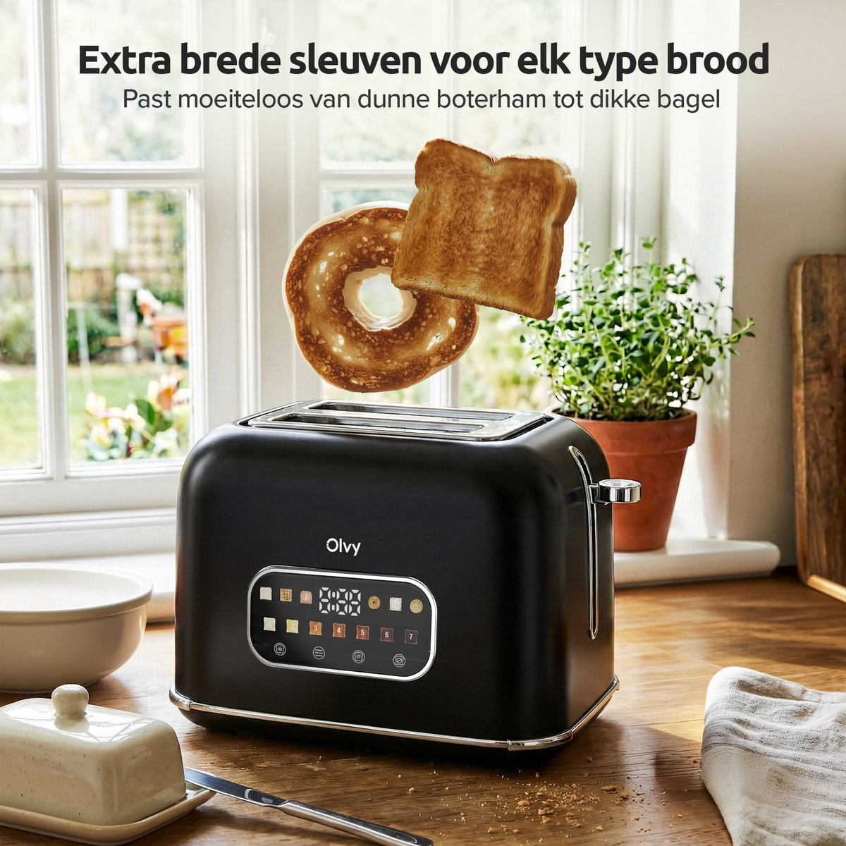 Un tostapane nero con un bagel e un toast che escono davanti a una finestra.