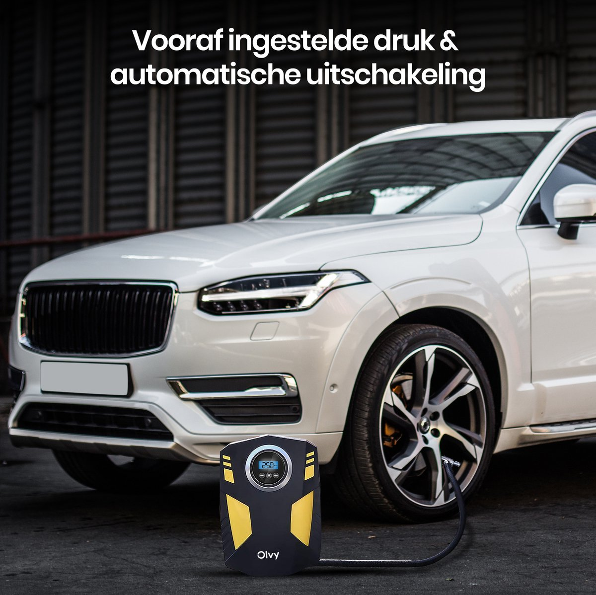 Een witte auto wordt opgepompt door een draagbare compressor met gele accenten.
