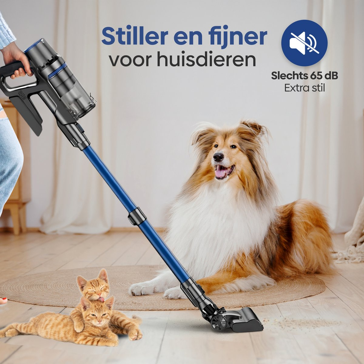 Een hond en twee kittens liggen op de vloer terwijl een stofzuiger eromheen zuigt.
