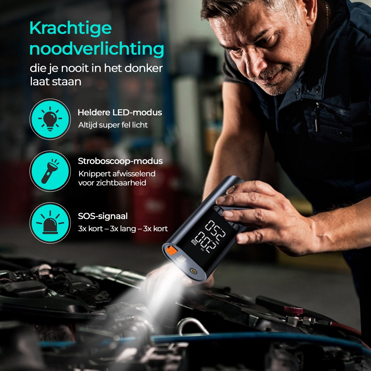 Man houdt noodlamp en bandenpomp vast, schijnend op auto-onderdelen.