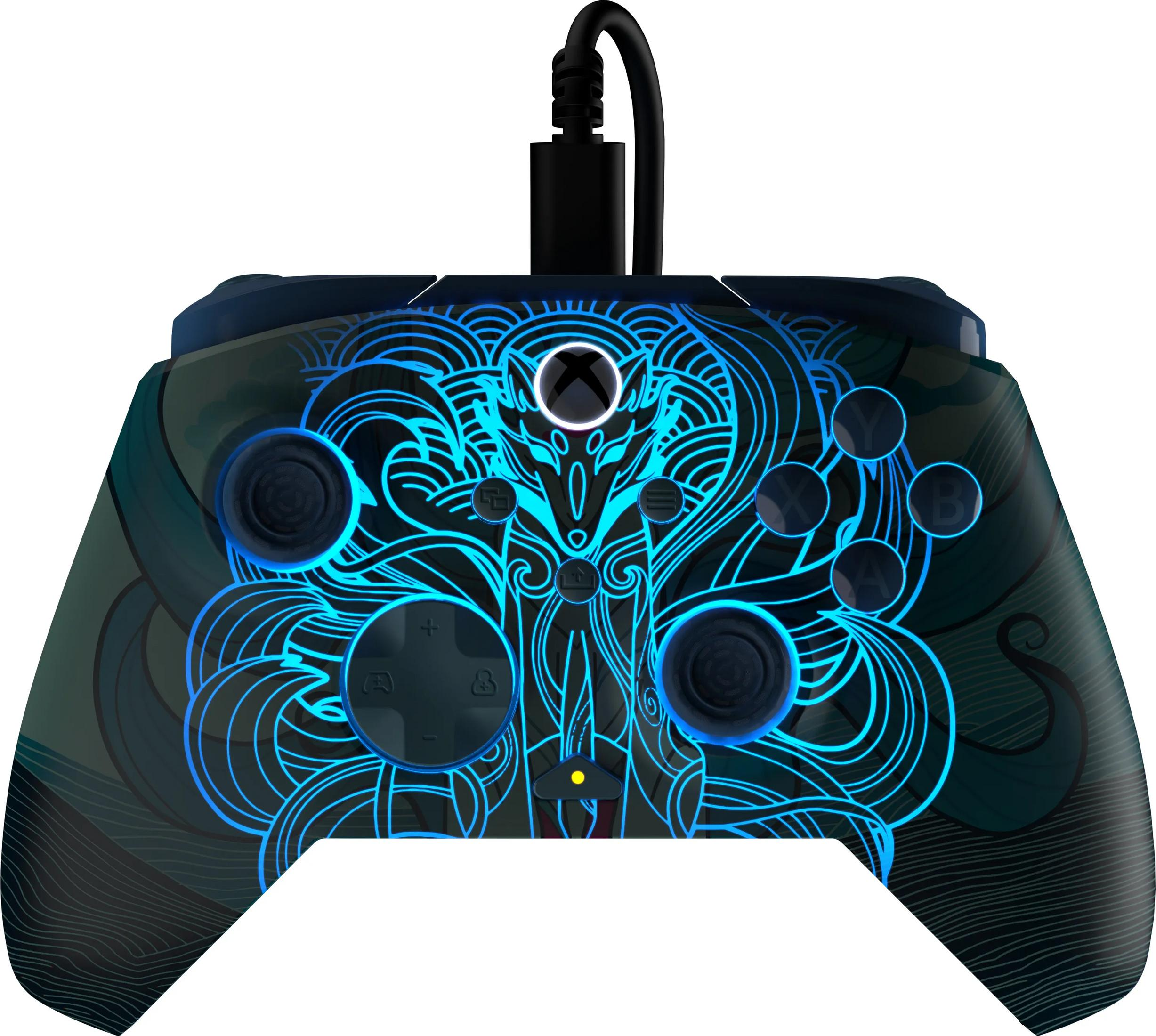 Ein schwarzer Xbox-Controller mit blau leuchtenden Fox-Mustern und einem Kabel.