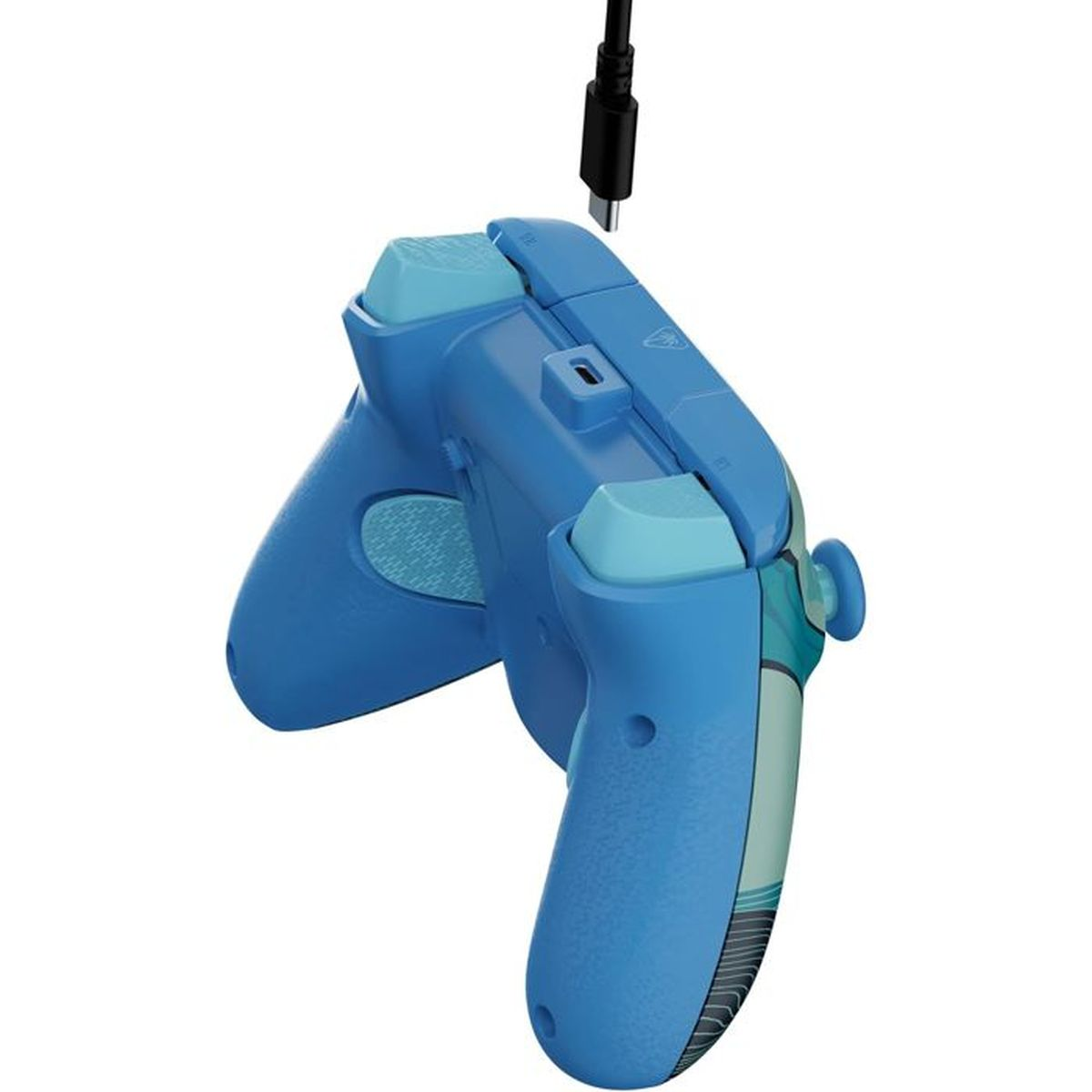 Blauer Gamecontroller mit angeschlossenem USB-C-Kabel oben.