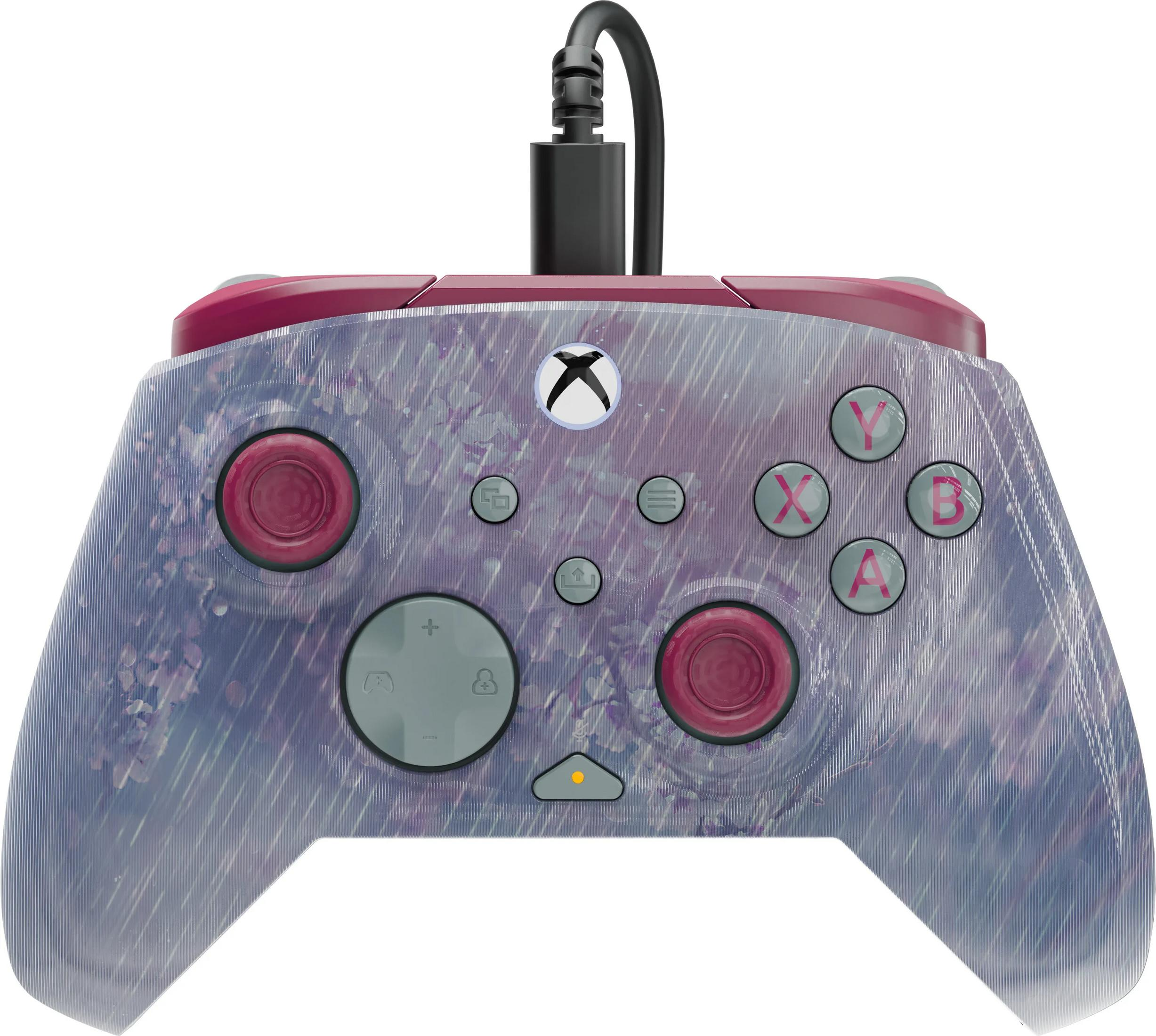 Ein pinker Xbox-Controller mit Blumenmuster und einem schwarzen Kabel.